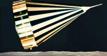 Wizja artystyczna próbnika Pioneer nad powierzchnią Księżyca (NASA)